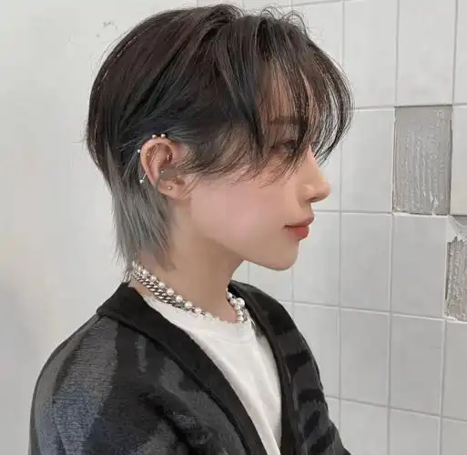 这种发型属于男女通用的中性化发型,特别适合脖子细长,又喜欢个性化