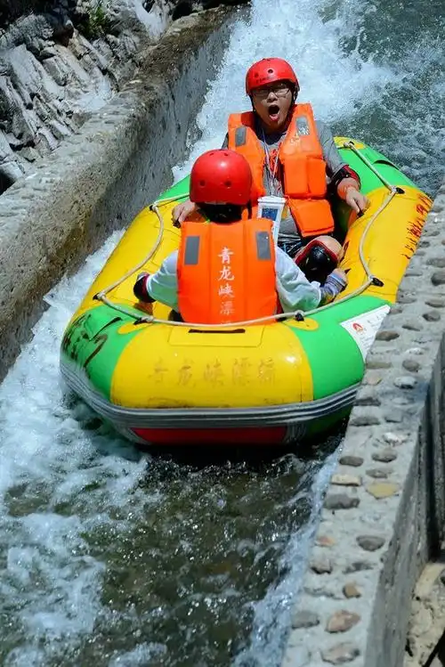 云锣山青龙峡漂流周末迎来高峰人气满满激流勇士漂口碑爆棚