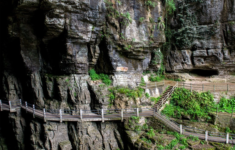 湖北一个洞,洞中有山,山中有洞,水洞旱洞相连,天下难见!