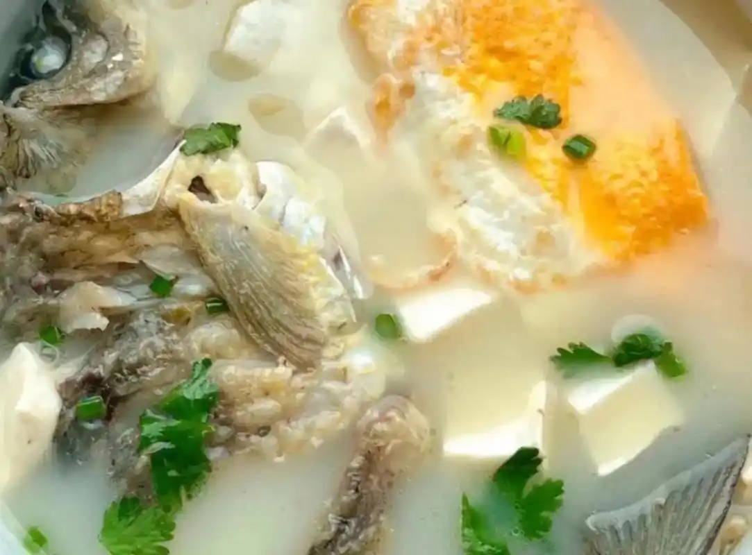 我的美食分享#  鲫鱼豆腐汤  食材:鸡蛋,鲫鱼,豆腐,香菜,葱花,姜.
