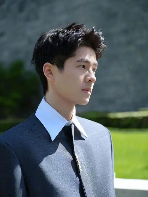 定格于镜头之中思绪沉潜北京国际电影节刘昊然西装捧花帅的