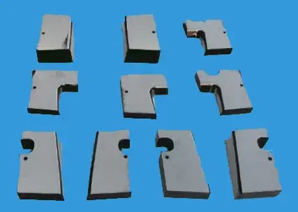 镶块模具厂按结构特点,分为平面的冲裁模和具有空间的型腔模.