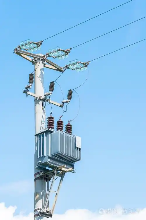 在电杆上的电力变压器