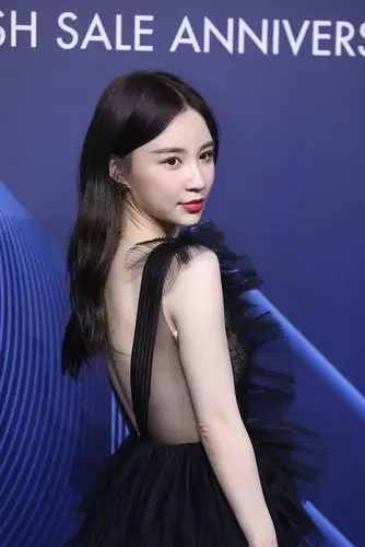 王思聪前女友雪梨事业走高 穿纱裙大露美背