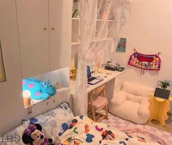 女孩6平米的小房间,狭隘的房间,她的装修很有女人味,很舒服
