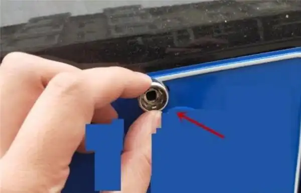 车牌螺丝安装图解然后拧上第一组螺丝注意不要