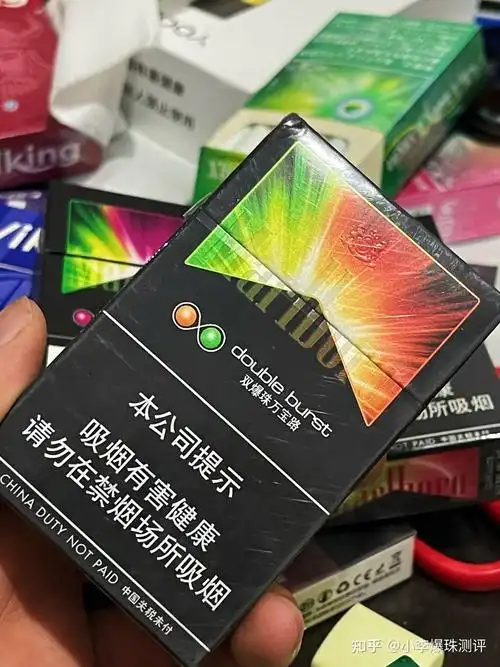 万宝路西瓜双爆焦油量6mg,外包装的左绿右红的设计一眼就让人想到西瓜