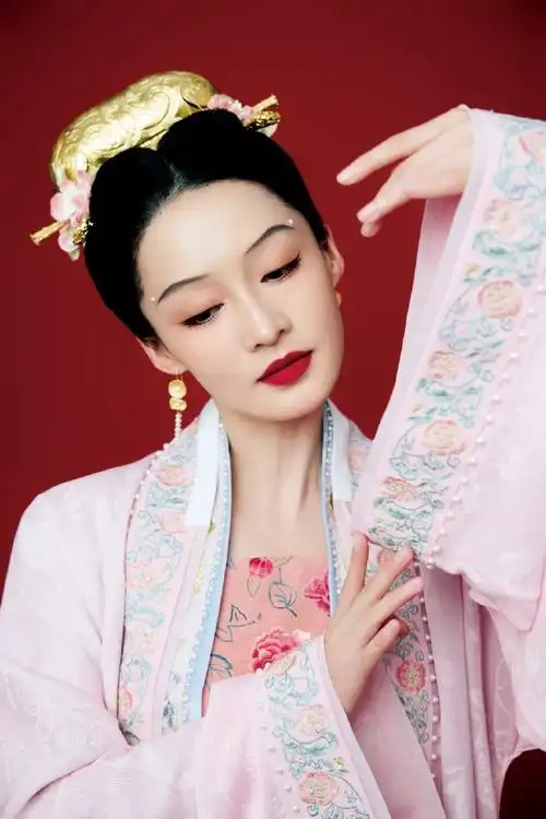 李沁央视春晚宋韵造型##李沁春晚宋韵古装大片