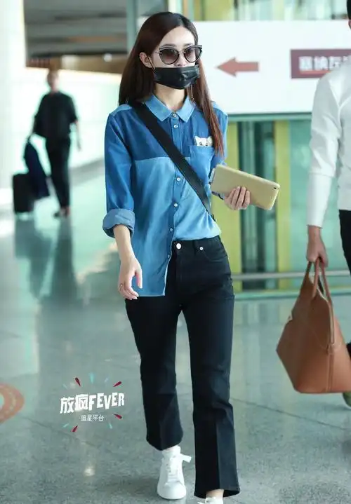 赵丽颖机场街拍牛仔服活力可爱大墨镜十分拉风