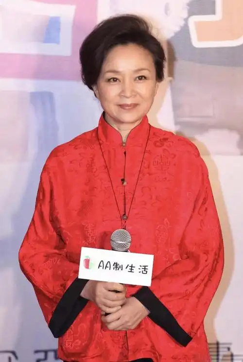 刘莉莉已是"奶奶辈",穿一袭拼接色连衣裙简约干练,高级优雅