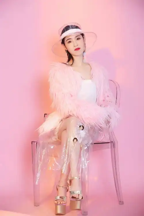 杨茗茗春日写真曝光 性感时尚气质优雅