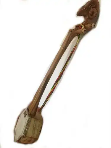 傈僳族"期奔"在怒江传统乐器可以用红木,乌木,漆树木,核桃木,黄桑木