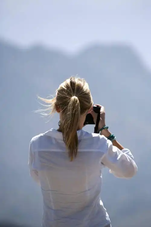 室外,旅游,山,山脉,相机,阿曼,仅一个女性,行人,游客,游人,山顶,路人