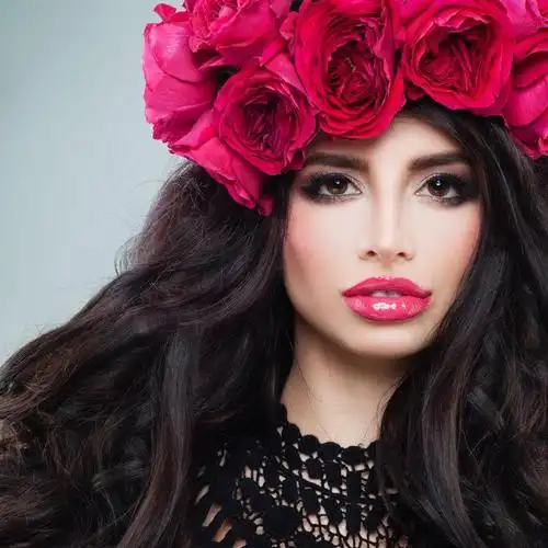 头戴红色花环的卷发性感美女