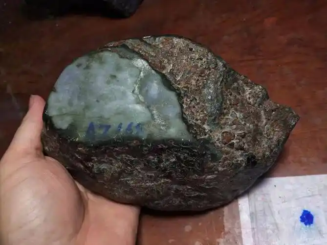 为1000元押注买下的翡翠原石,竟是稀世罕见帝王紫,完美暴涨!