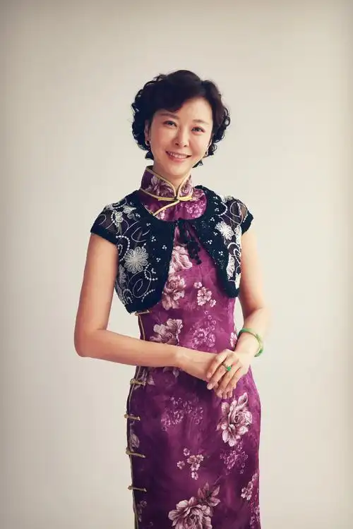 柯蓝旗袍写真爆光俏皮可人妆容百变