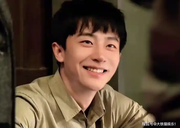 笑容奶萌奶萌的,女孩们突然懂了男生看"甜妹"时的感觉,25岁的黄轩,就