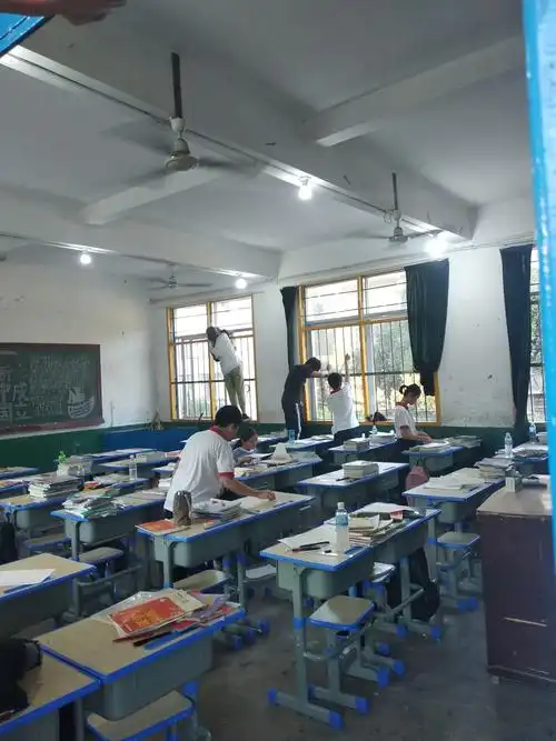 美化校园,预防传染病一一五中大扫除活动