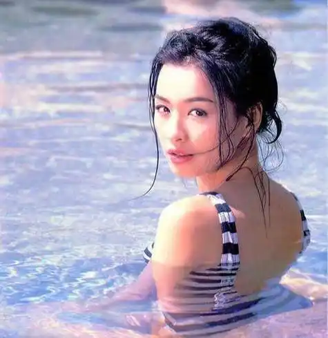 从酒窝女神到资产过亿的微商女王51岁张庭穿吊带裙颜值高气场强