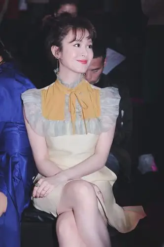 林伊婷现身中国国际时装周时尚首秀惊艳秀场