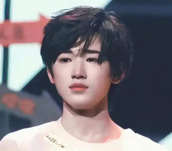 刘文出外务脑洞96文轩  勿上升宋亚轩躺在床上耍赖,本来他今天应该