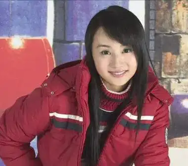 和其他主持人不一样,曹颖能成为央视主持人,不靠好看的学历,完全是