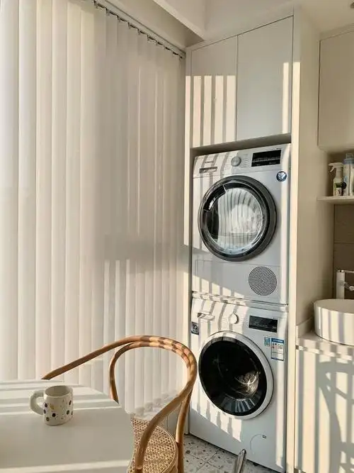 低频次的晾晒可以选择这种隐形晾衣杆,将隐形晾衣杆安装在窗帘盒里,既