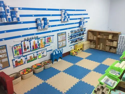 经过该园张扬园长核实玩具数量及种类,及时发放到各班进行建构区布置