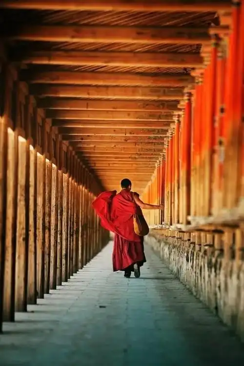 转经筒与六字真言(六字大明咒)有关, 藏传佛教认为, 持颂六字真言越