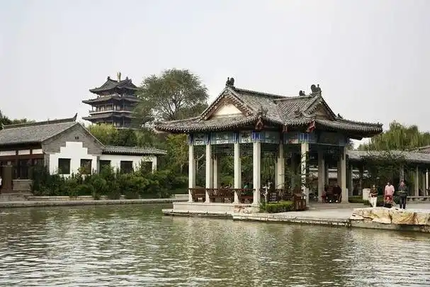 位于中国山东省济南市,是济南市最具代表性的旅游景点之一