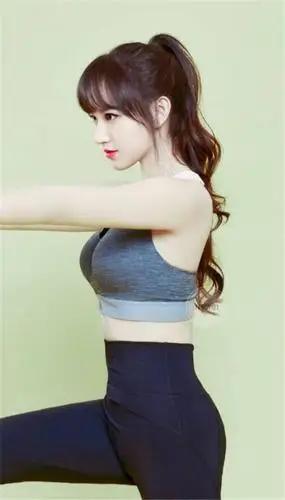 近日有网友晒出程潇健身时的一组照片,照片中的程潇一身运动服出镜