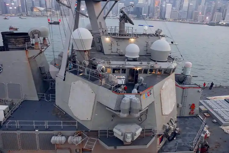 > 近观停靠香港的美国ddg54威尔伯号驱逐舰