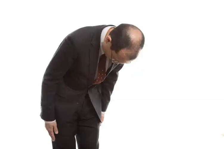 薪水男子鞠躬展示秃头顶部型号日出铃木