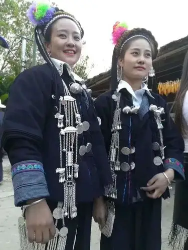 colqa)自称豪尼,互称或他称阿松(也读作"阿梭")的支系分布在三村乡的