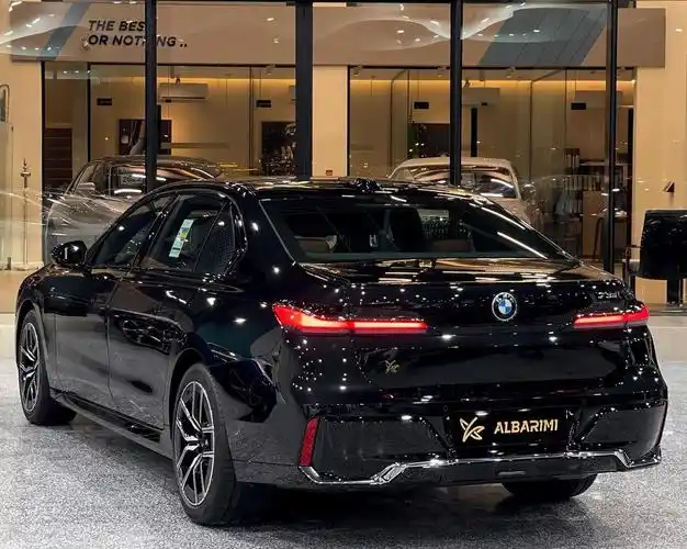 全新宝马7系 黑武士的风格很有气势 搭载全景天幕