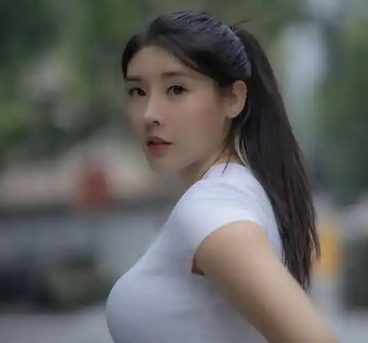 "中国臀神"刘太阳身材多炸裂?29岁臀围110cm,她才是人间尤物