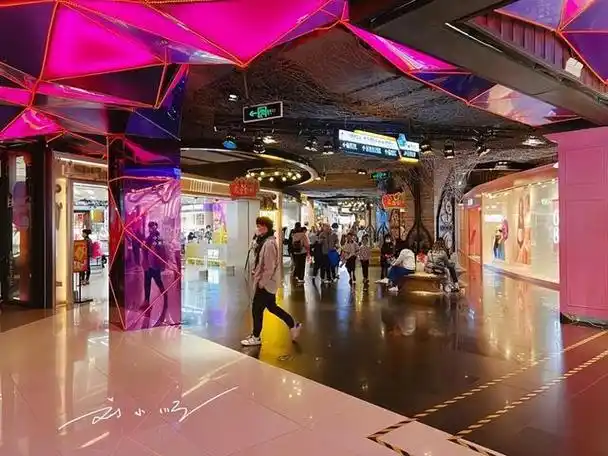 地下商场就位于举世闻名的广州"天河南商圈",靠近广州最热闹的"体育西