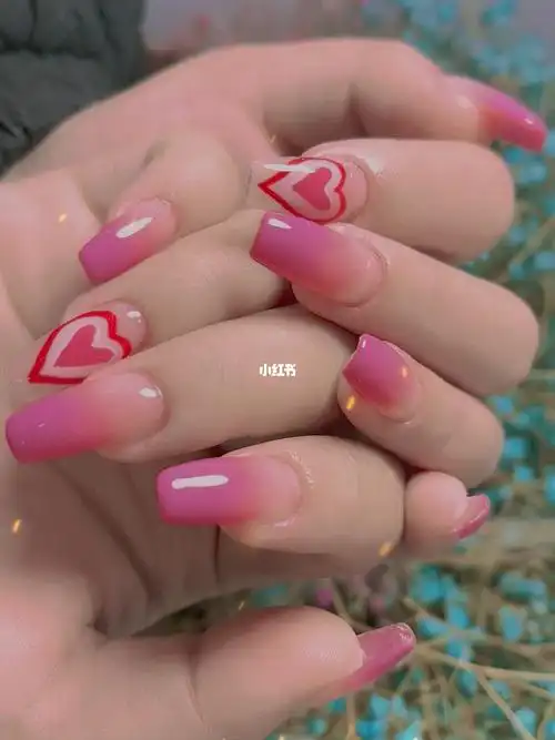 粉色渐变爱心美甲
