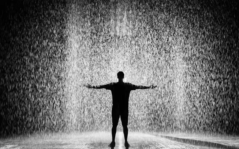 夜晚伤感男人的背影