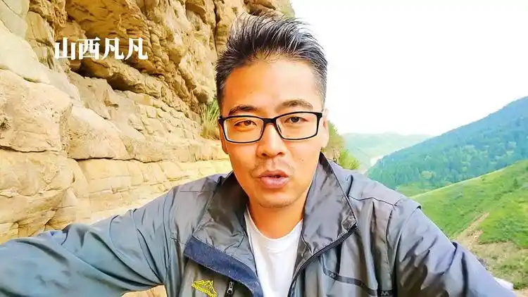 探秘山西悬崖上的废弃古寺竟然发现一口悬棺村民说藏着财宝