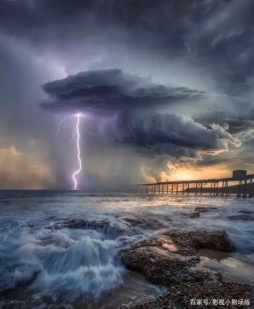 大自然的壮丽景色,难以置信的美丽和不祥的雷云