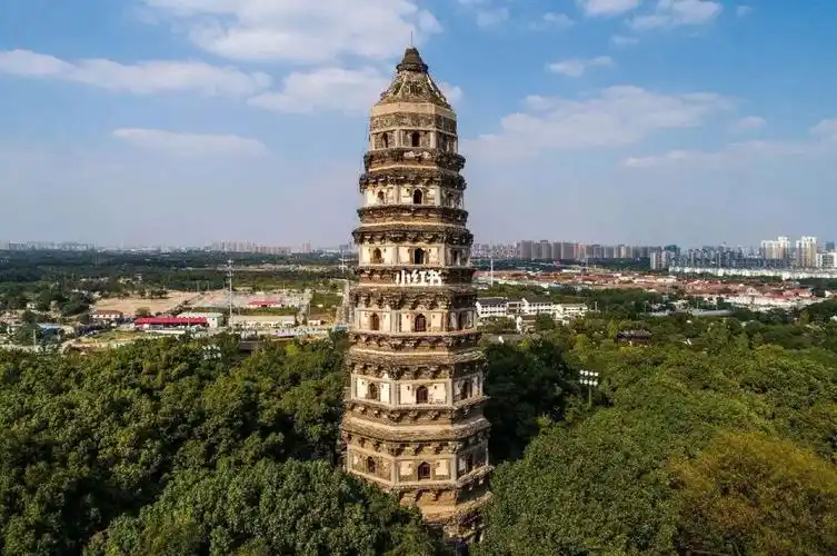 苏州云岩寺塔是一座八角形仿木结构阁楼式砖身木檐塔,共7层,高48.2米.