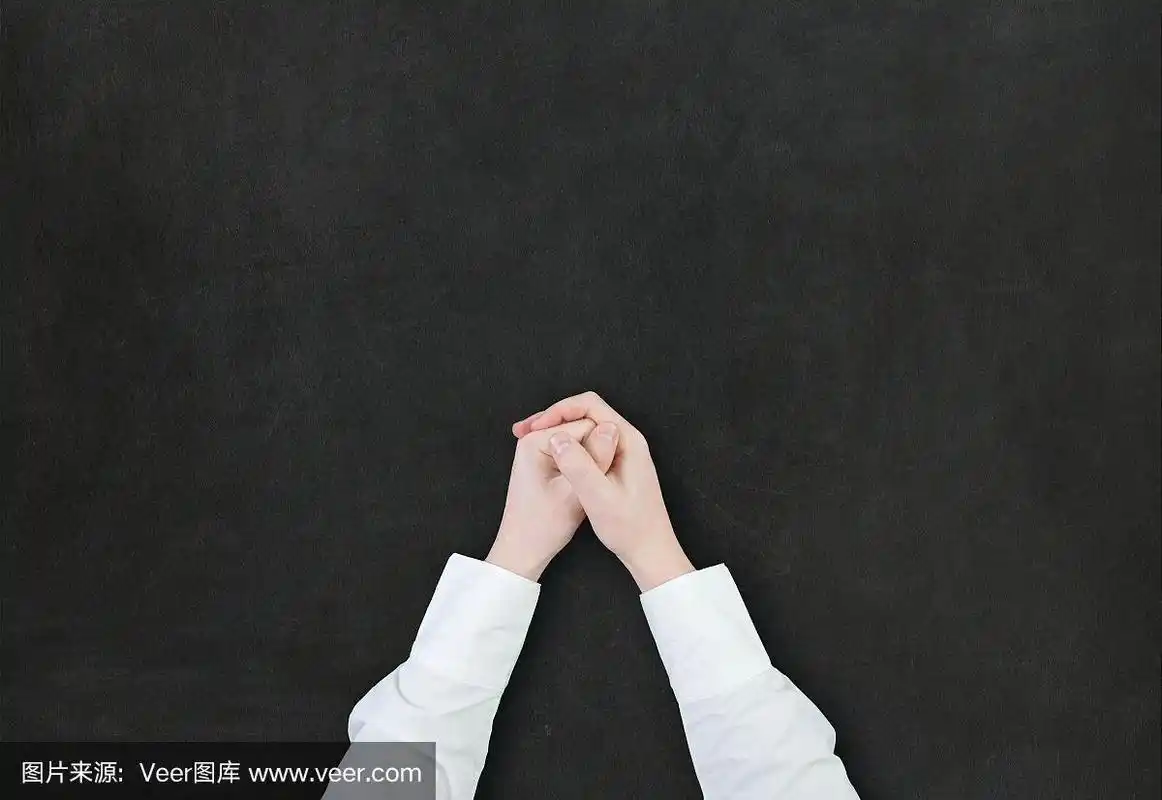 双手合十在黑色背景上祈祷