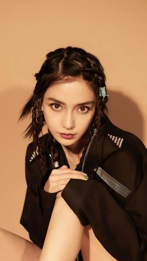 杨颖精美壁纸:许多小辫子的帅气造型,化身炫酷女孩!