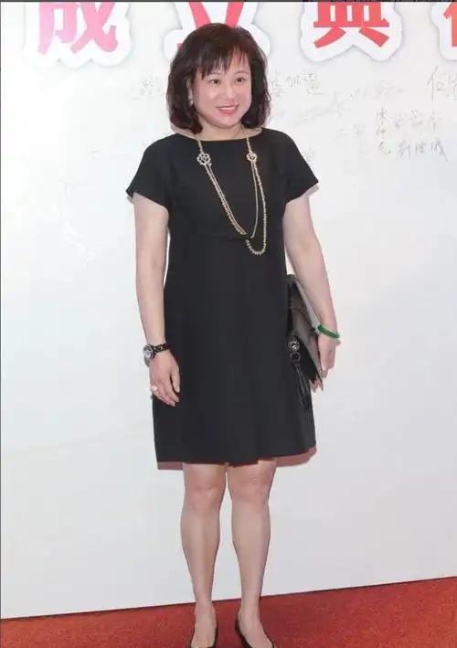 赌王三太陈婉珍70岁皮肤紧致惹人羡穿搭富态却优雅低调