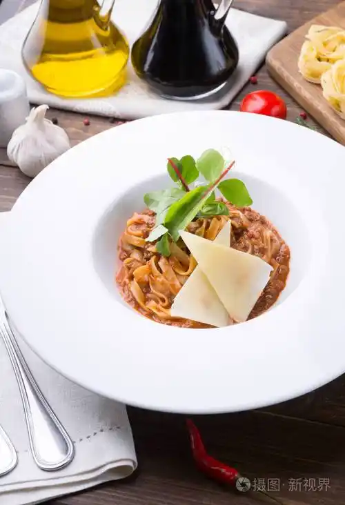 tagliatelle意大利面和肉和奶酪午餐是木制桌子