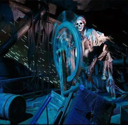 海盗」是我第一次去东京迪士尼乐园第一个玩的机动游戏,因为阴森恐怖