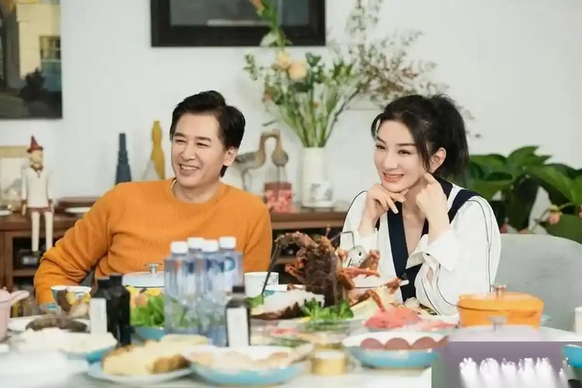 黄奕的老公是建筑界学霸崔伟,两人看上去还是蛮般配的