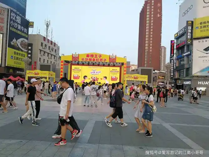 边吃边走的陌生人,同行在熙熙攘攘的人群中_街区_城市_白汤底