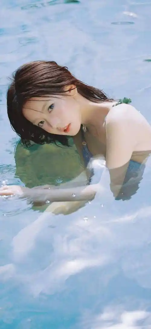 美女写真丨女人如水纯欲迷人